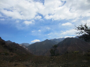 蓝天白云下的山峦景色