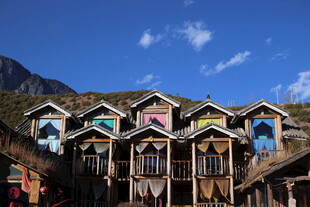 彩色木屋错落于山间