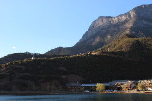 湖畔山峦下的美丽景致