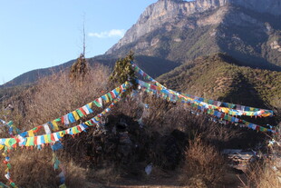 山间飘扬的五彩经幡