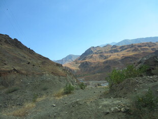 山间荒野景色