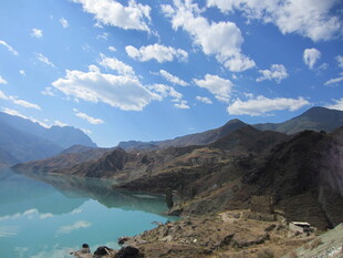 高山湖畔美景