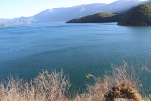 湖畔风光 远山近水景色美