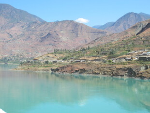 青山碧水间的美丽湖景