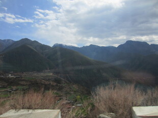 山间景致 云雾缭绕山峦