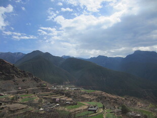 山间美景 蓝天白云映山峦