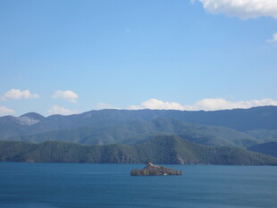 海上孤舟伴远山美景