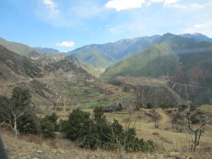 壮丽山景 绿意点缀山间