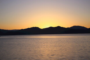 夕阳下的山水湖景