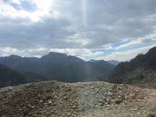 山间碎石地与远处山峦