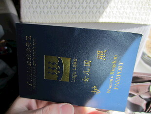 手持中国教师资格证书
