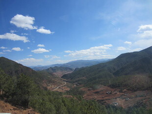 山间美景 蓝天白云映青山