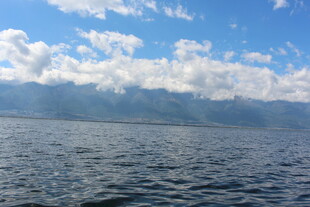 蔚蓝海面与远处山峦美景