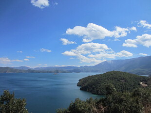 湖畔青山蓝天美景