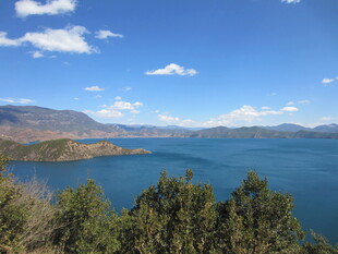 湖畔青山蓝天美景如画