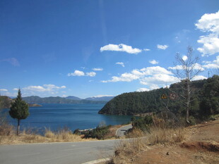湖畔公路美景