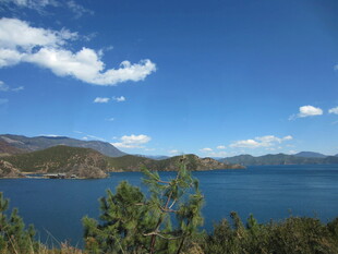 湖畔青山蓝天美丽风光