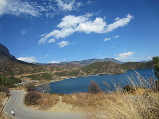 湖畔山路美景