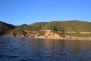 湖畔青山美景