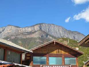 山间木屋与壮丽山景