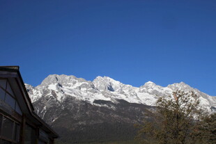 雪山美景远眺