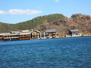 湖畔村落 山水相依的美景