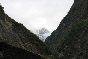 峡谷中的云雾缭绕山峰
