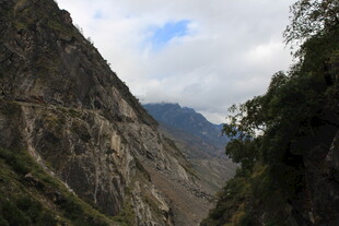山间崎岖道路