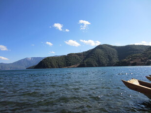 湖畔美景 小船静泊于山水间