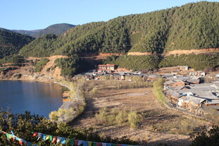 湖畔山村美景