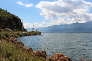 湖畔青山美景