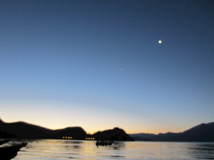 湖畔黄昏月景