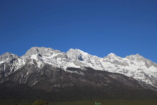 巍峨雪山 蓝天映衬壮丽景