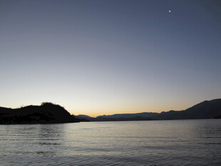 黄昏湖畔静谧美景