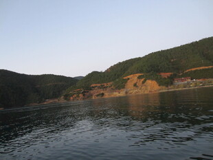 湖畔青山美景