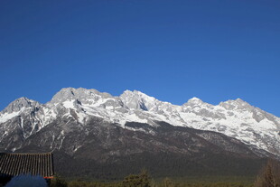 壮丽雪山景观