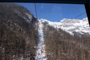 雪山缆车风景