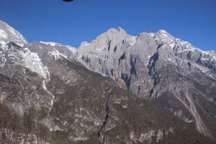 巍峨雪山壮丽景致