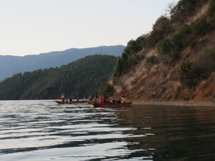 河岸旁的漂流队伍