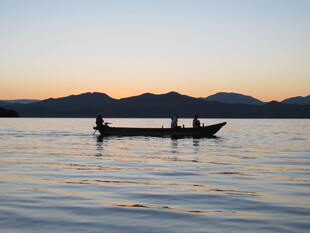 夕阳下湖面的静谧小船