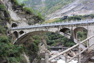 山间高架桥横跨峡谷