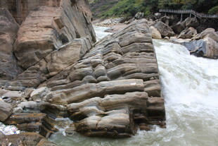 山间石砌水坝景观