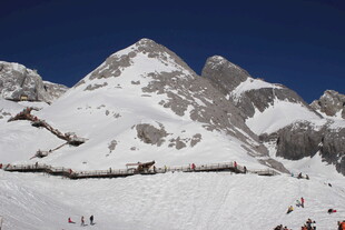 雪山滑雪场景