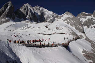 雪山徒步队伍壮观景象