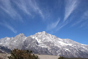巍峨雪山映蓝天