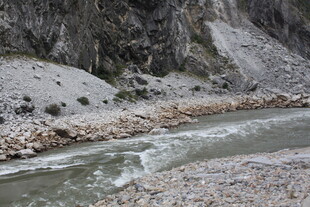 山间湍急河流