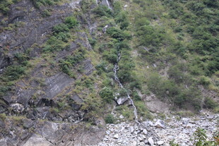 山间陡坡景象
