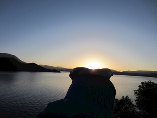 夕阳下的湖岸岩石景观