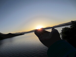 手托夕阳美景