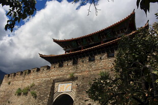 古城墙与飞檐建筑景观